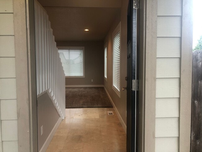 Building Photo - Newer 3 bedrooms 2.5 bathroom townhouse!