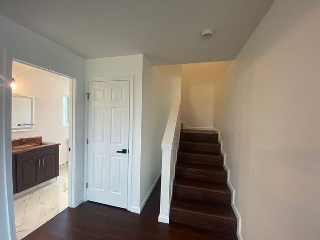 Building Photo - 3BR/2BA Two-Story Home in Ainaloa – Fenced & Gated