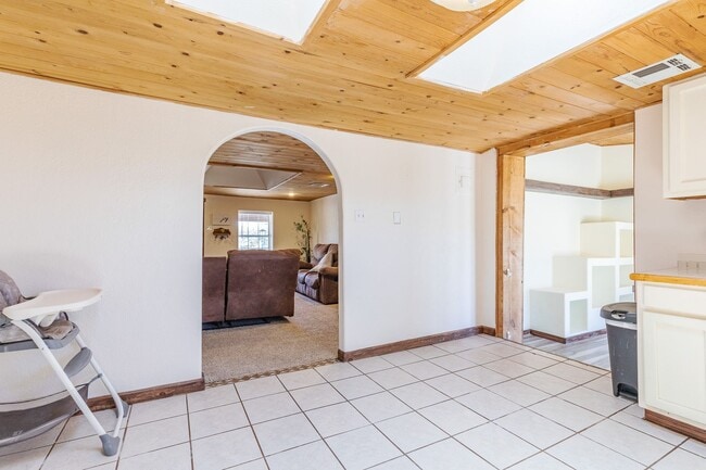 Building Photo - Private 3 bedroom, 1 bath with Large Fenced-in Backyard