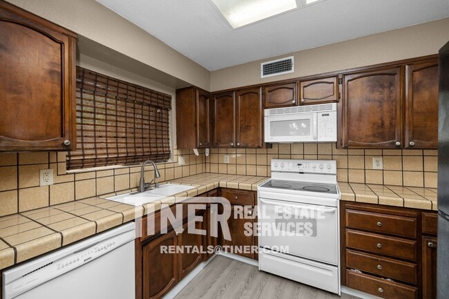 Building Photo - Darling 3 Bedroom Near Downtown - Location...