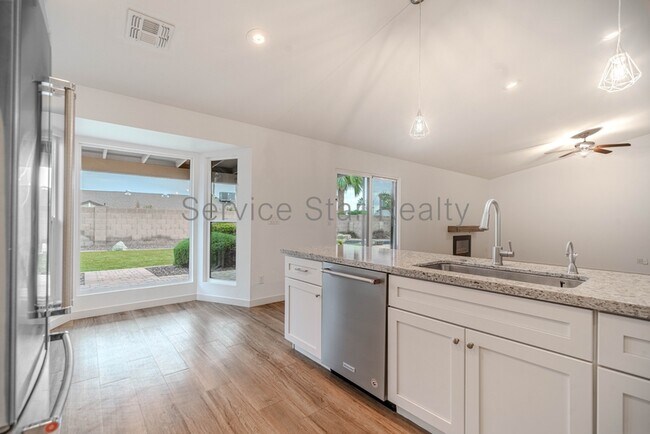 Building Photo - 6409 E Grandview Dr