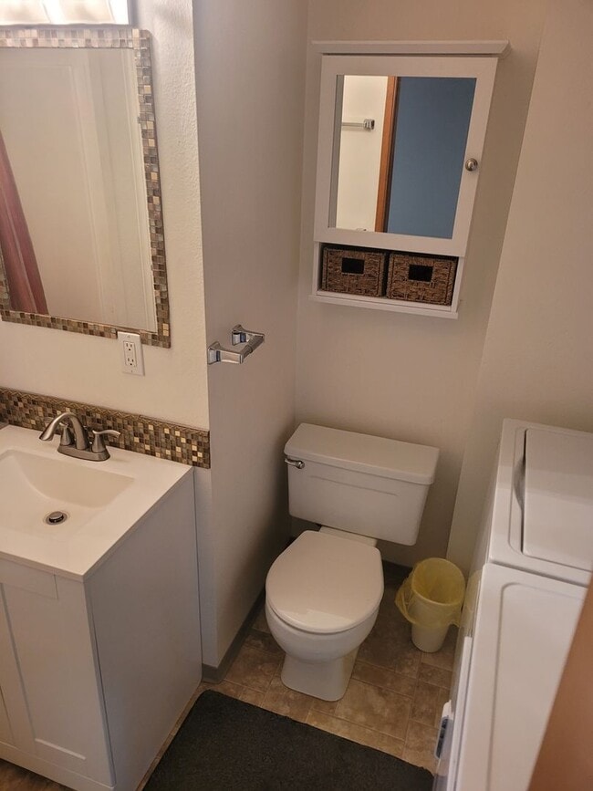 Building Photo - Welcome to this Charming 3 bedroom, 2 bath...