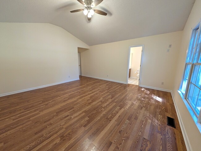Building Photo - 1605 Hillhaven Rd