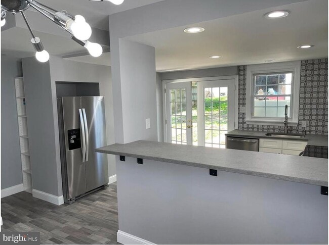 Primary Photo - 425 Main St