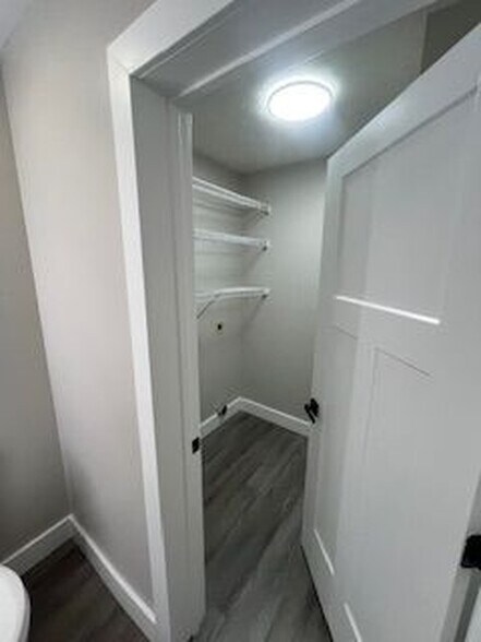 Building Photo - 1462 W Rockcrest Dr