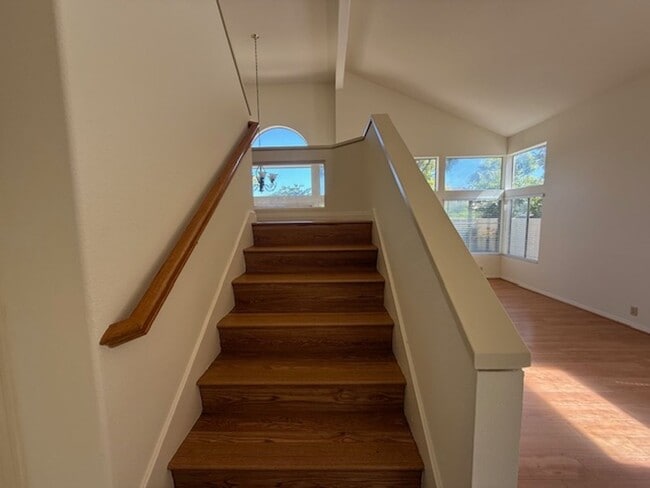 Building Photo - Spacious Home in Tustin with Main Floor Be...