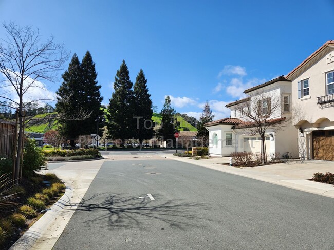Building Photo - ***Spectacular 2-Story 4 bed, 2.5 bath, 2,...