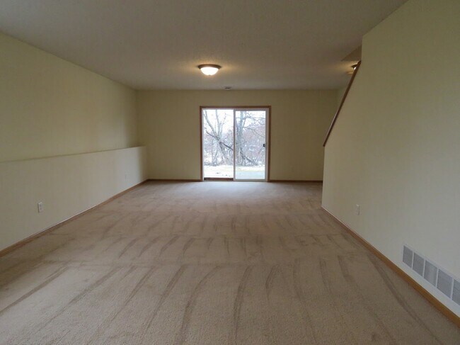 Building Photo - Exceptional END unit RAMBLER style town ho...