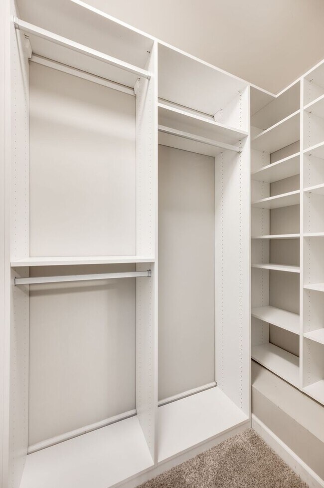 Building Photo - Awesome 2BE/2.5BA in the Pristine Park at ...