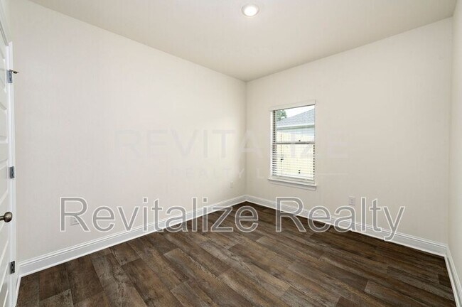Building Photo - 13330 Shea Cir