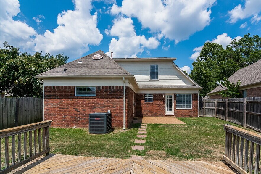 Building Photo - 8925 Lake Springs Cove