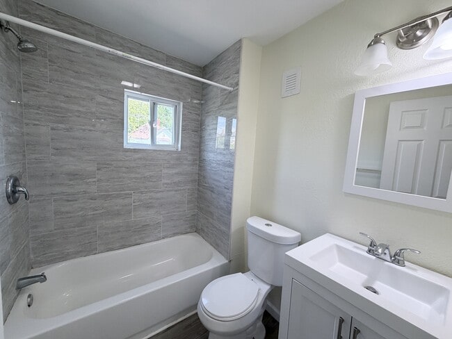 Building Photo - 907 Rugby St