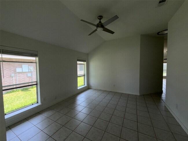Building Photo - 2238 Pine Cone Dr