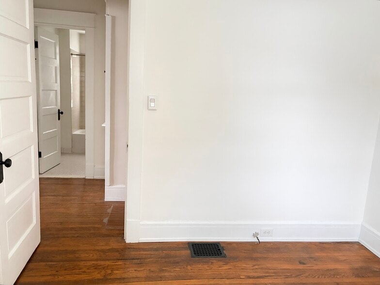 Building Photo - 693 Linwood Ave