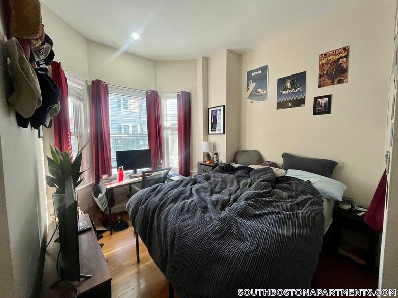 Building Photo - 470 E 3rd St