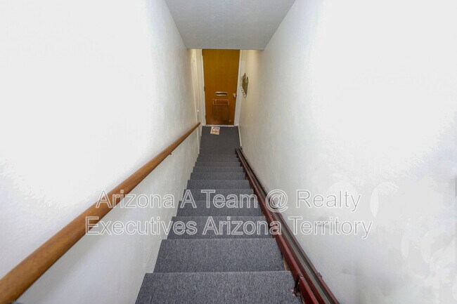 Building Photo - 3008 E 6th St