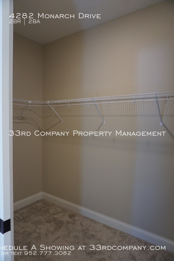 Building Photo - Easy Living, One-Level Woodbury Villa!