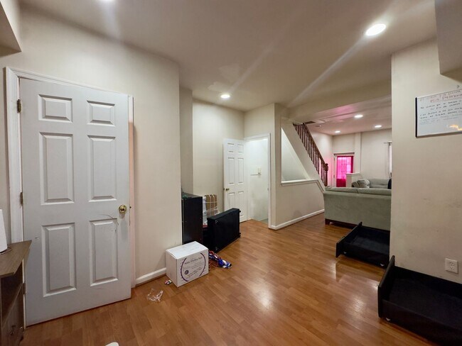 Building Photo - Charming 2 Bedroom/1.5 Bathroom Townhome in Highlandtown, MD!