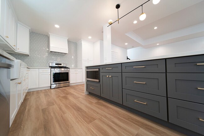 Building Photo - 9455 Hillhaven Ave