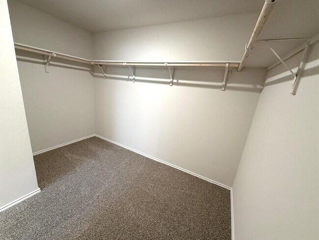 Building Photo - 211 Wirecrested Dr