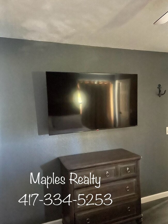 Building Photo - 4 bedroom, 2 bath furnished HOUSE in the H...