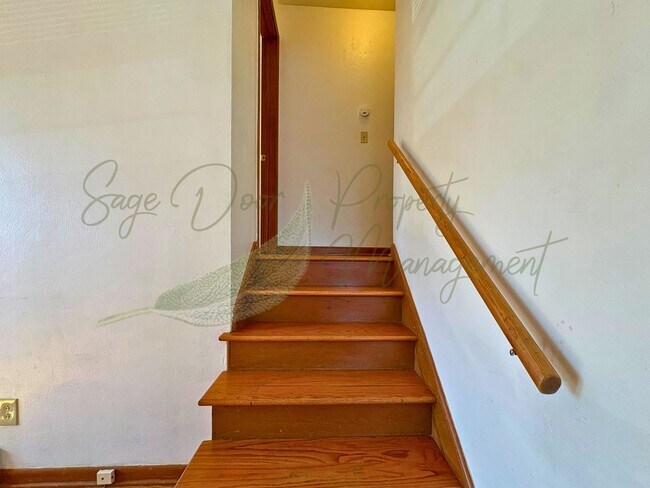 Building Photo - 522 E Short Ave