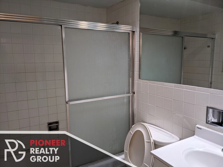 Building Photo - 502 W Briar Pl