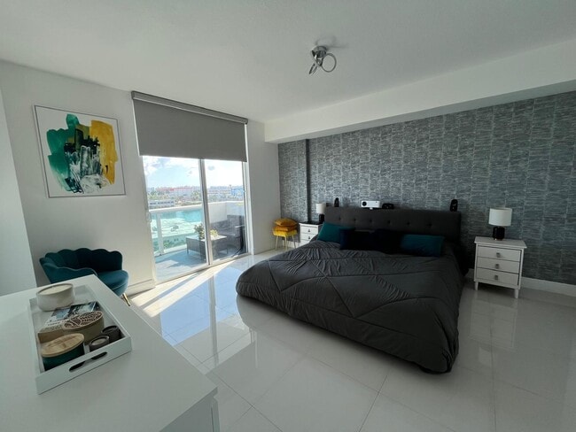 Building Photo - 7910 Harbor Island Dr