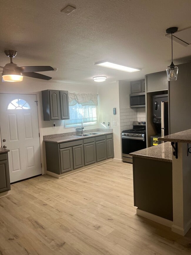 Building Photo - Charming 1 bedroom home