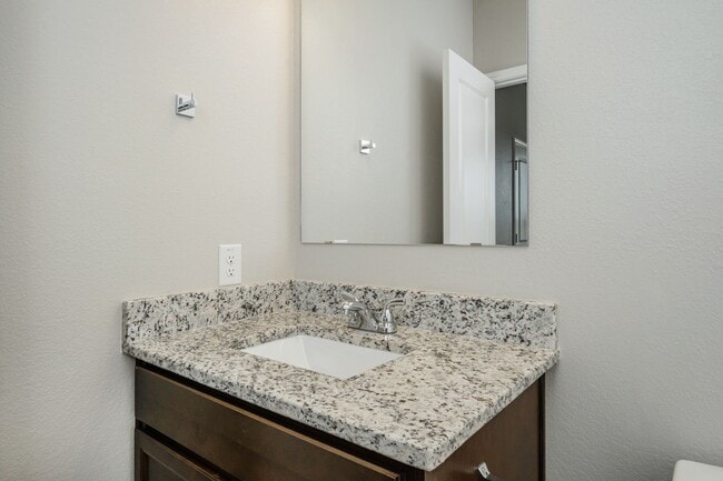 Building Photo - Bright & Cozy Townhome