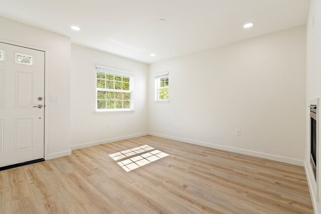 Building Photo - 2 Bedroom 1.5 Bath townhouse with private ...