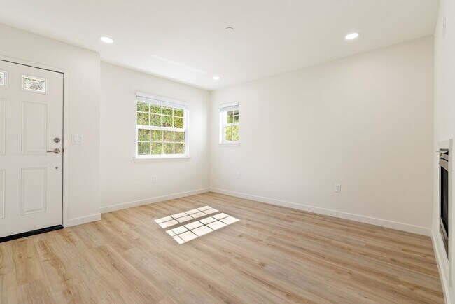 Building Photo - 2 Bedroom 1.5 Bath townhouse with private balcony and 2 car garage