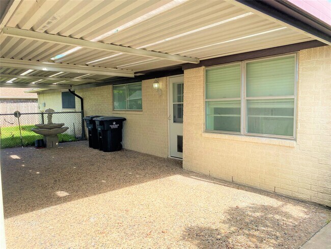 Building Photo - 803 Dogwood Ln