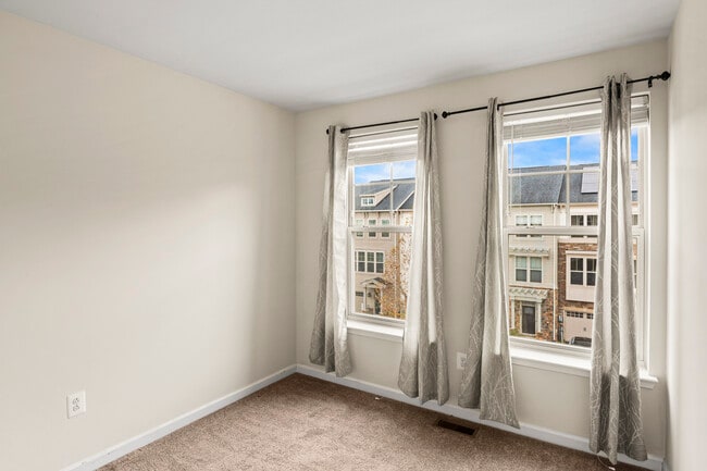 Building Photo - 214 Tanner Ln