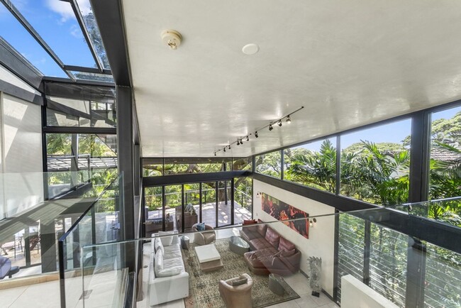 Building Photo - Tantalus Glass House: Modern Luxury with S...