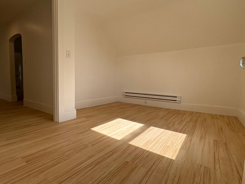 Building Photo - 9 Knapp St