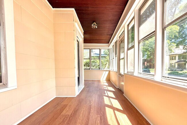 Building Photo - Renovated House for Rent!
