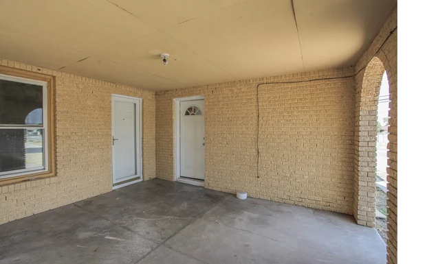 Building Photo - 1800 S Main St