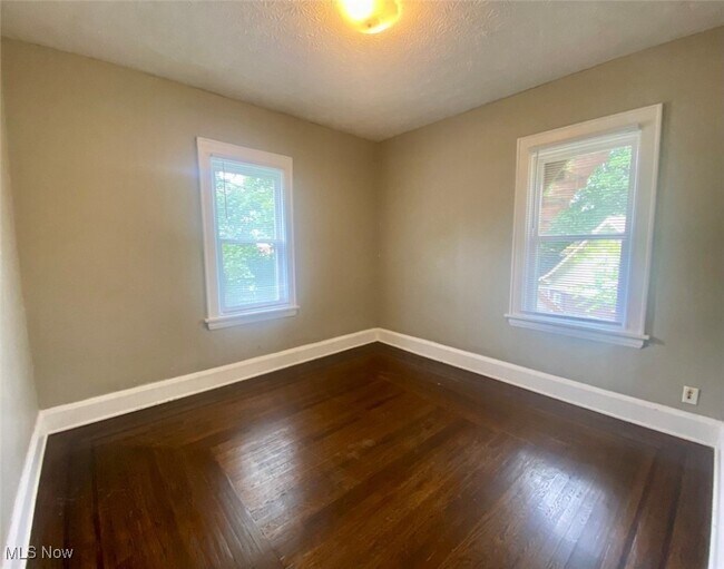 Building Photo - 418 Crestwood Ave