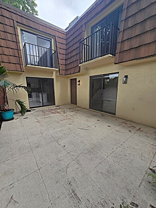 Building Photo - 5249 Cedarbend Dr