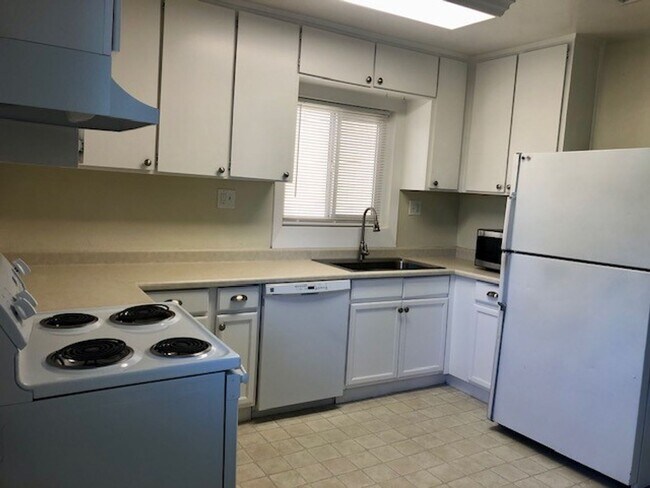Building Photo - Charming 2 bedroom, 1.5 bath home near Sutter Street
