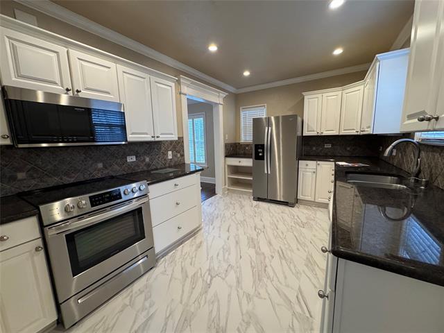 Building Photo - 4558 Roland Ave