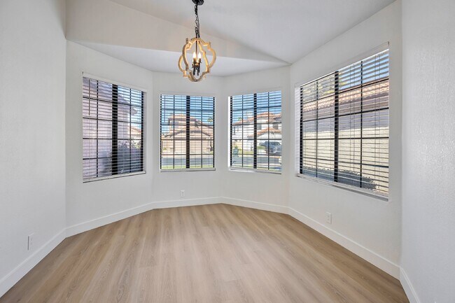 Building Photo - Beautiful home in gated community in Ahwatukee now available!