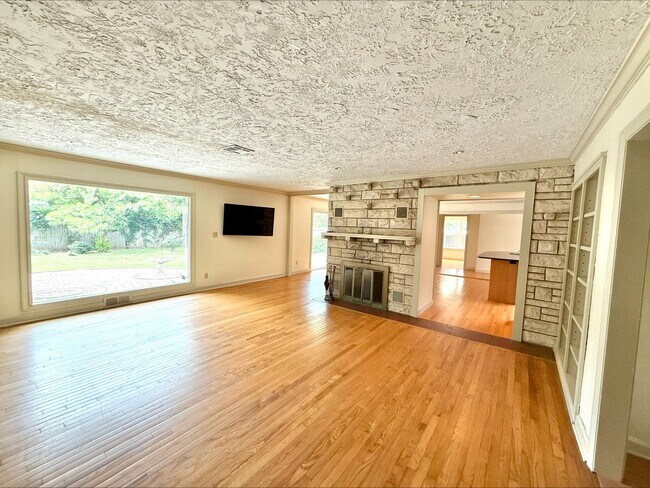 Building Photo - 1004 Brookside Dr