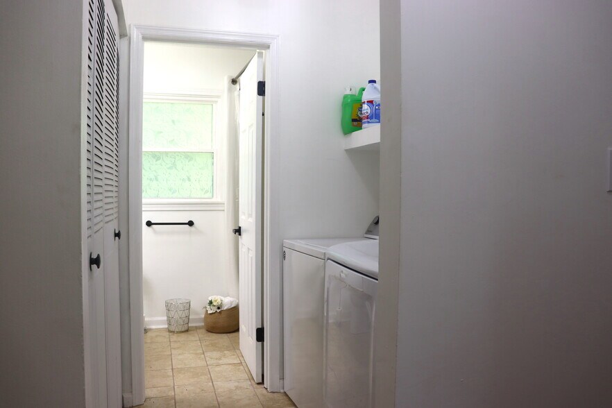 Laundry/ Utility hall - 390 Dr Martin Luther King Pky