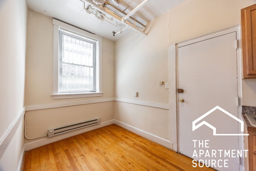 Building Photo - 947 W Cornelia Ave