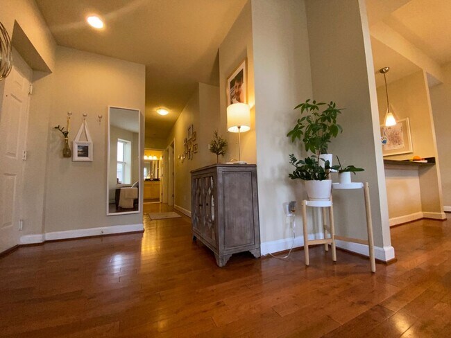 Building Photo - 627 Clara Ave