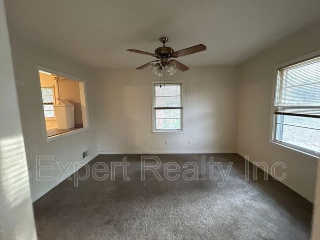 Building Photo - 2249 4th Pl Cir NE