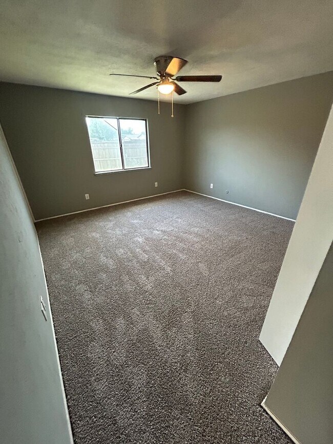 Building Photo - Blend of comfort and convenience