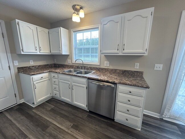 Building Photo - Ready to View! Updated 3/2 Home High Point...